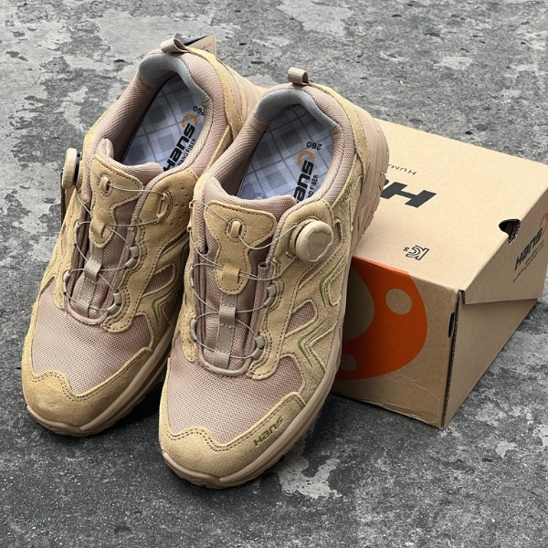 GIÀY BẢO HỘ LAO ĐỘNG HÀN QUỐC HANS HS81 CAMEL KHÓA VẶN SIÊU NHẸ, CHỐNG TRƯỢT